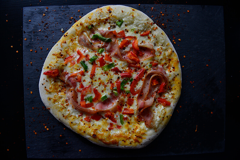 pizza-aspri-saltsa-bacon